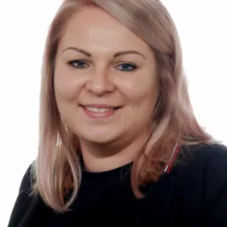 Portret uśmiechniętej kobiety z blond włosami, ubrana w czarną bluzkę, na białym tle.