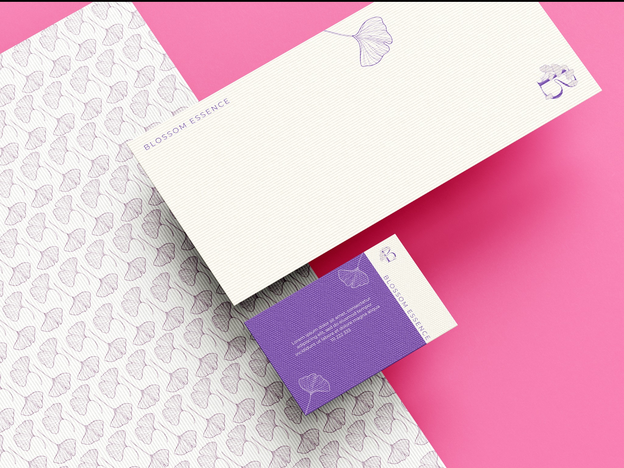 Identyfikacja wizualna marki Blossom Essence: wizytówka w odcieniach fioletu z motywem liścia miłorzębu, papier firmowy z logo i wzorzyste tło, całość na różowym podłożu.