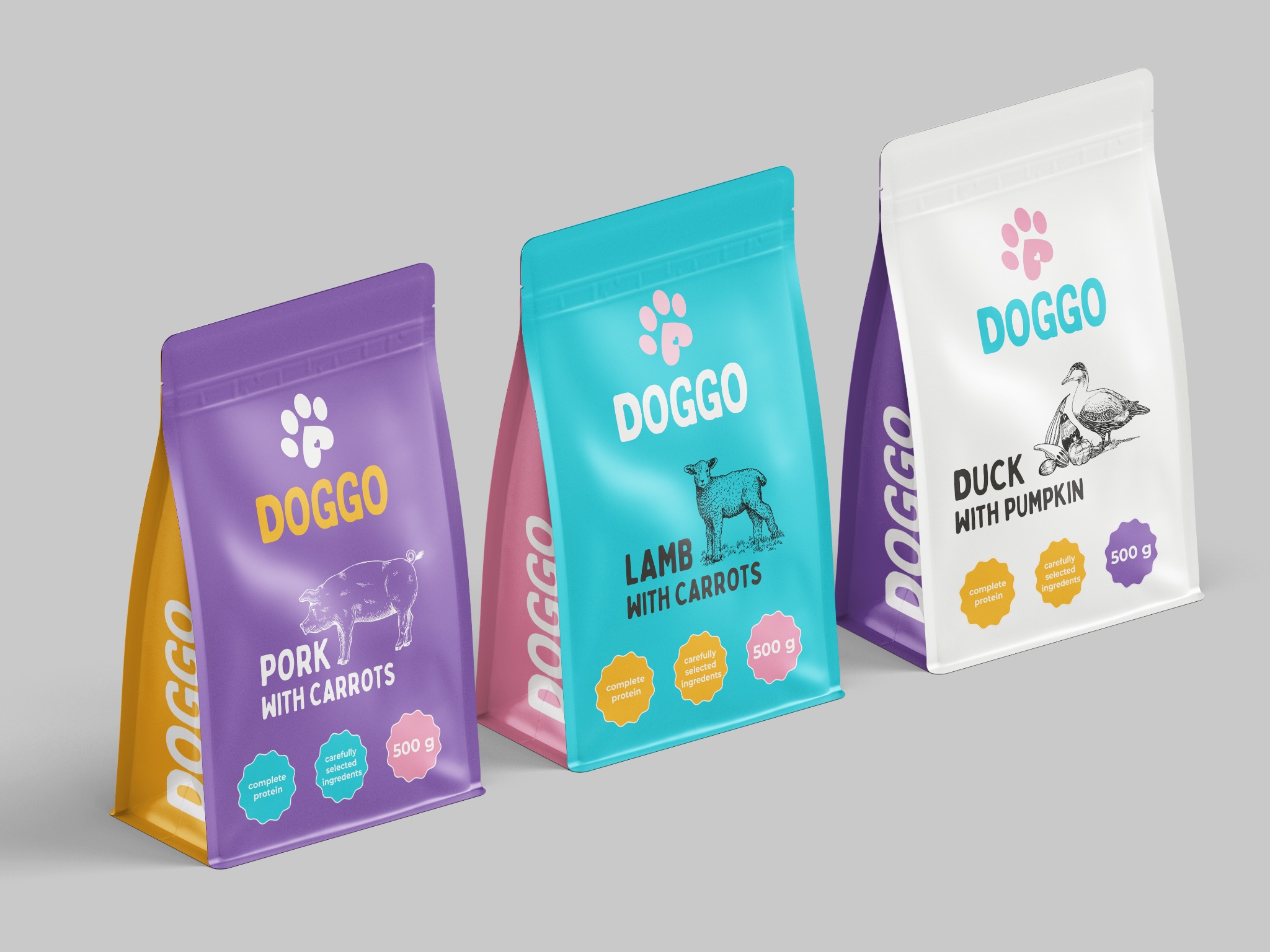 Trzy kolorowe opakowania karmy dla psów marki Doggo, z grafikami przedstawiającymi wieprzowinę z marchewką, jagnięcinę z marchewką i kaczkę z dynią, na jasnoszarym tle.