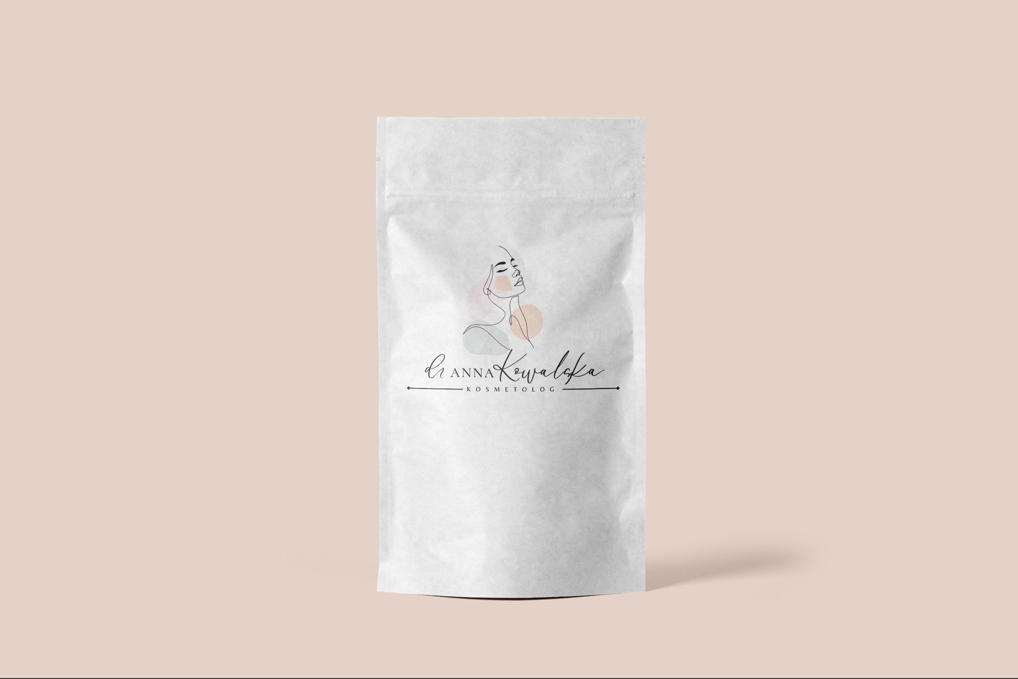 Białe opakowanie produktu kosmetycznego z minimalistycznym logo przedstawiającym kobiecą twarz i napis 'Anna Kowalska Kosmetolog'.