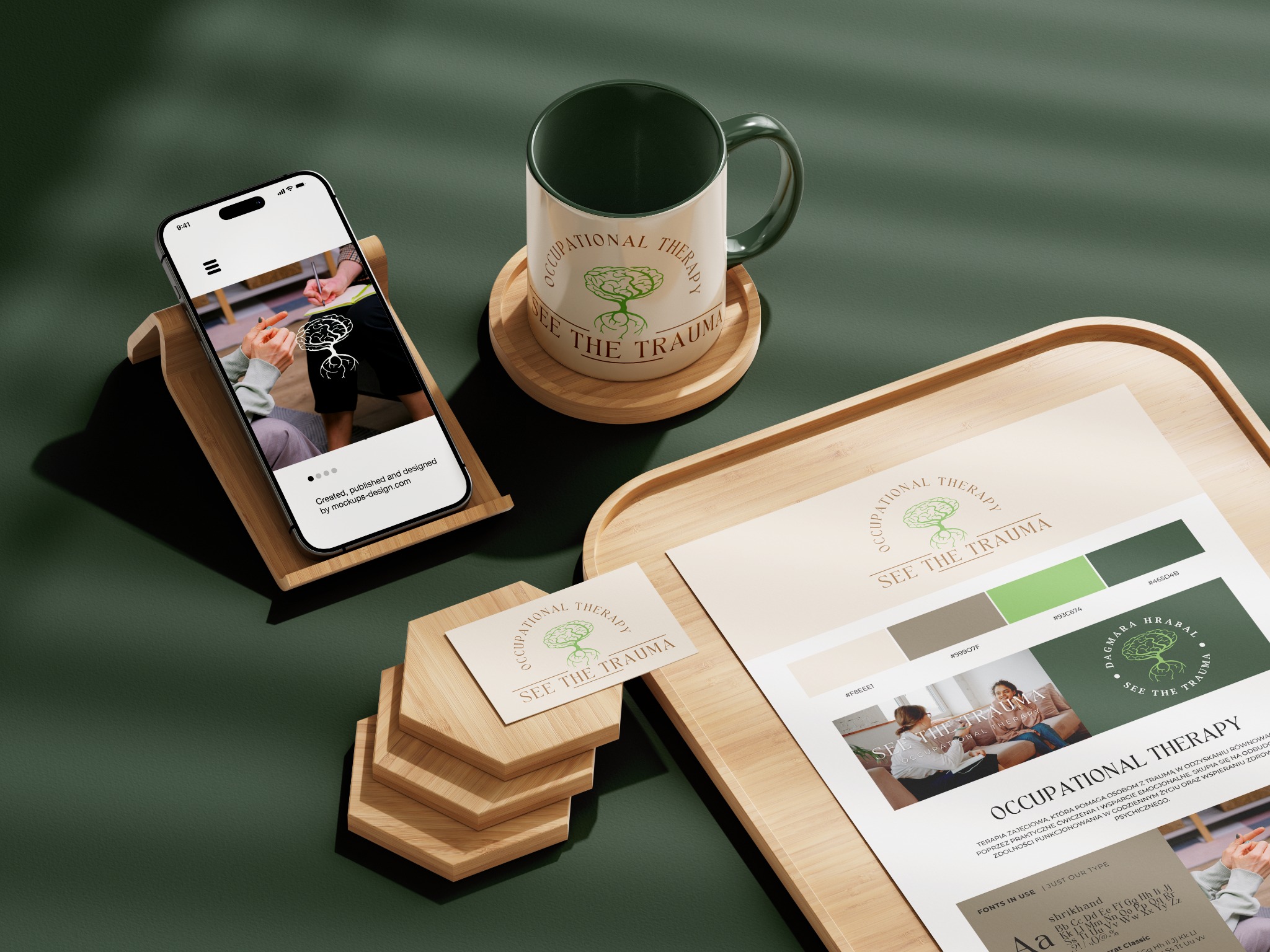 Identyfikacja wizualna marki 'See The Trauma' zaprezentowana na mock-upie z kubkiem, wizytówką i paletą kolorystyczną, wyświetlana również na smartfonie z drewnianym podstawkiem, całość...