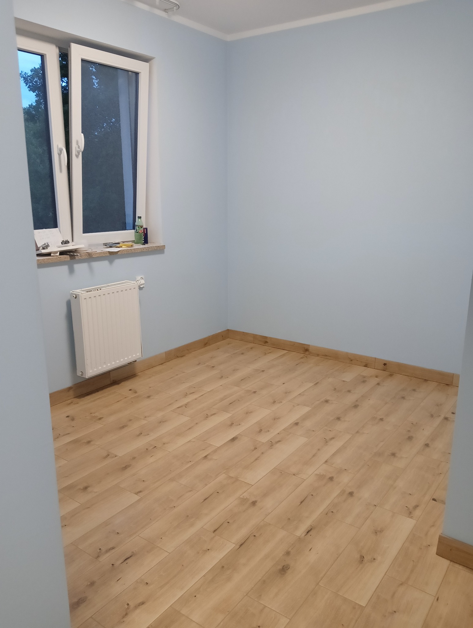 Podłoga z cokołem.