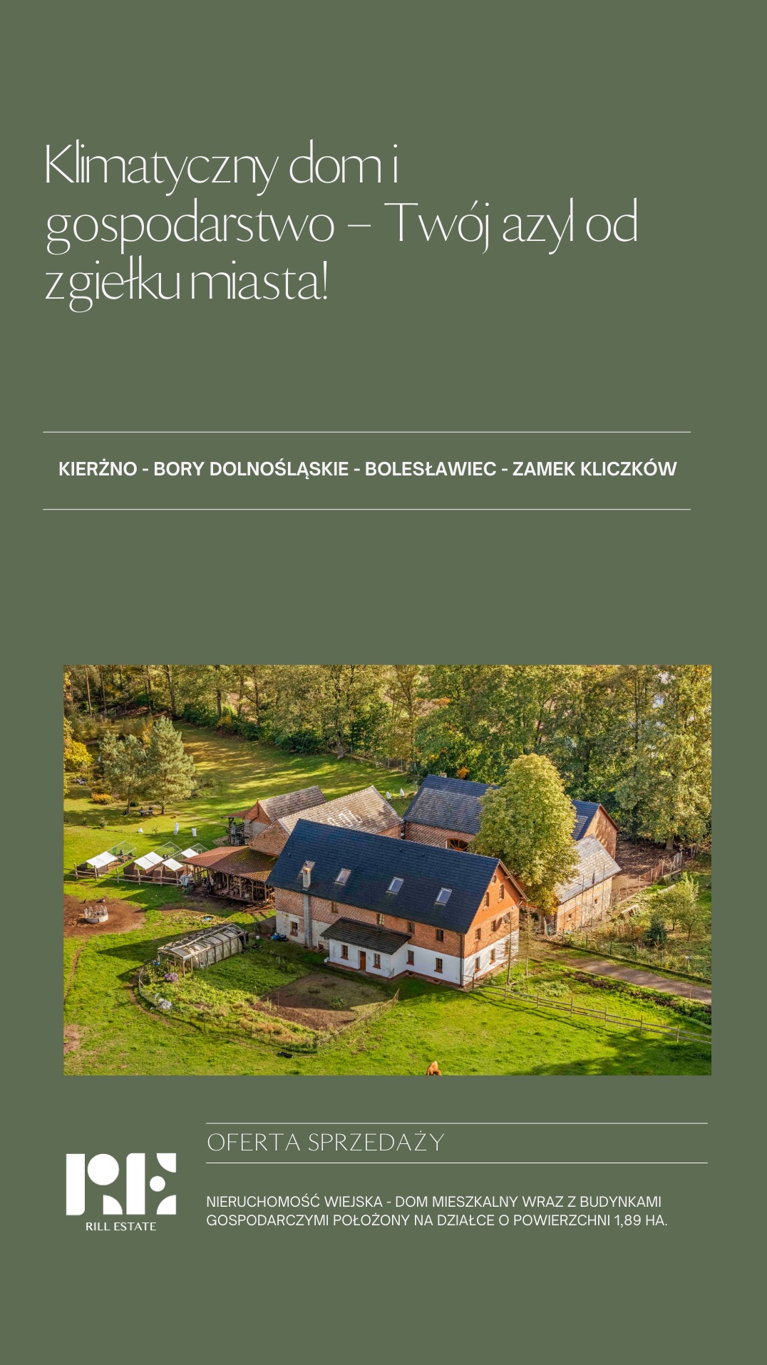 Panoramiczny widok z lotu ptaka na wiejską posiadłość z budynkami gospodarczymi, otoczoną zielenią i stawem, w słoneczny dzień.