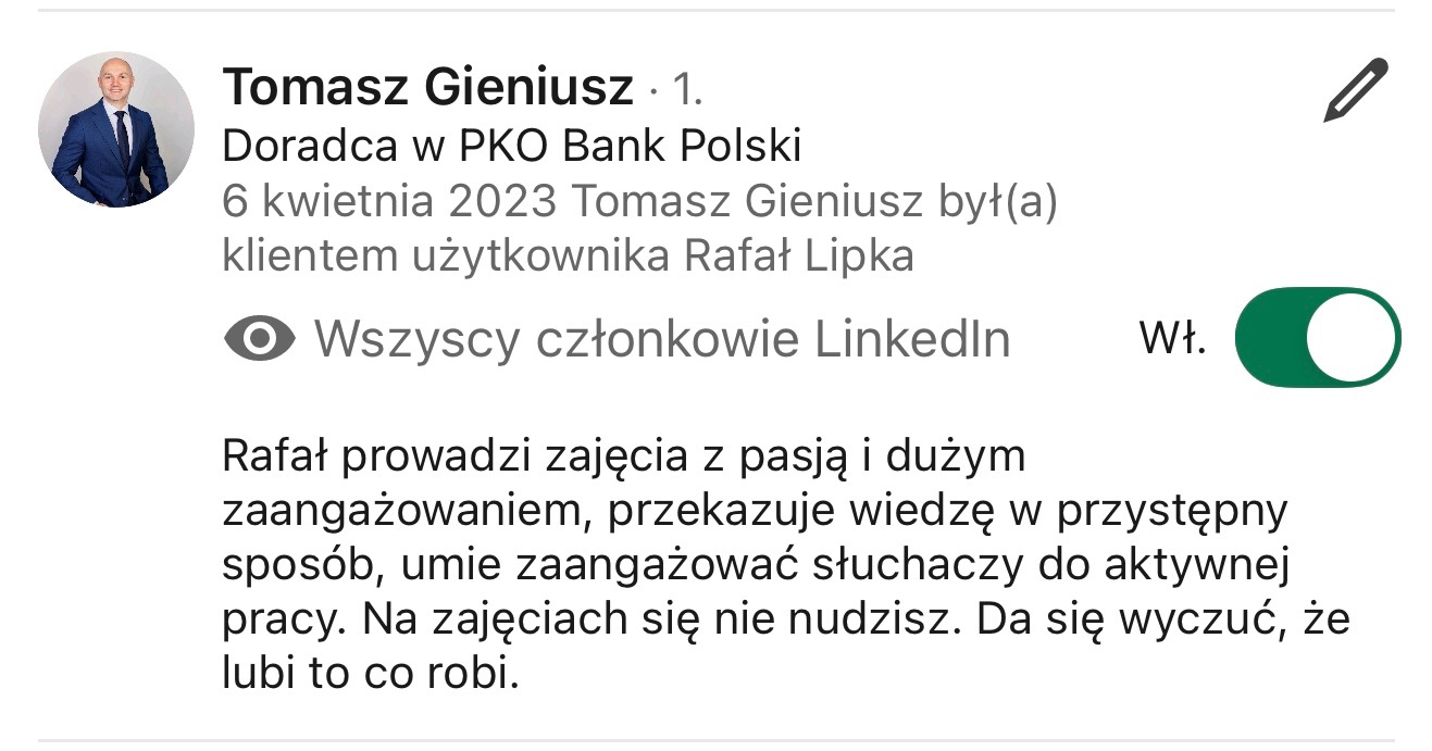 Zrzut ekranu z rekomendacją na LinkedIn dla Rafała, prowadzącego zajęcia z pasją, z profilu Tomasza Gieniusza, doradcy w PKO Bank Polski, zawierający zdjęcie profilowe Tomasza w garniturze.