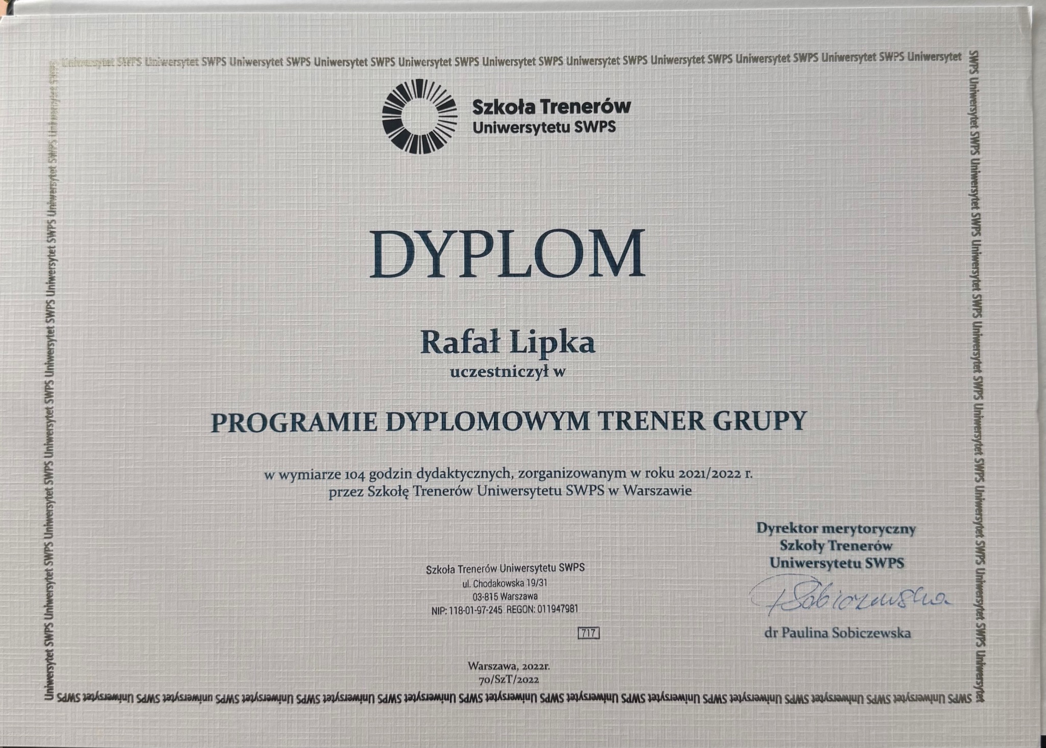 Dyplom ukończenia Szkoły Trenerów Uniwersytetu SWPS w Warszawie, potwierdzający uczestnictwo Rafała Lipki w programie dyplomowym Trener Grupy, z podpisem dyrektora merytorycznego dr Pauliny...