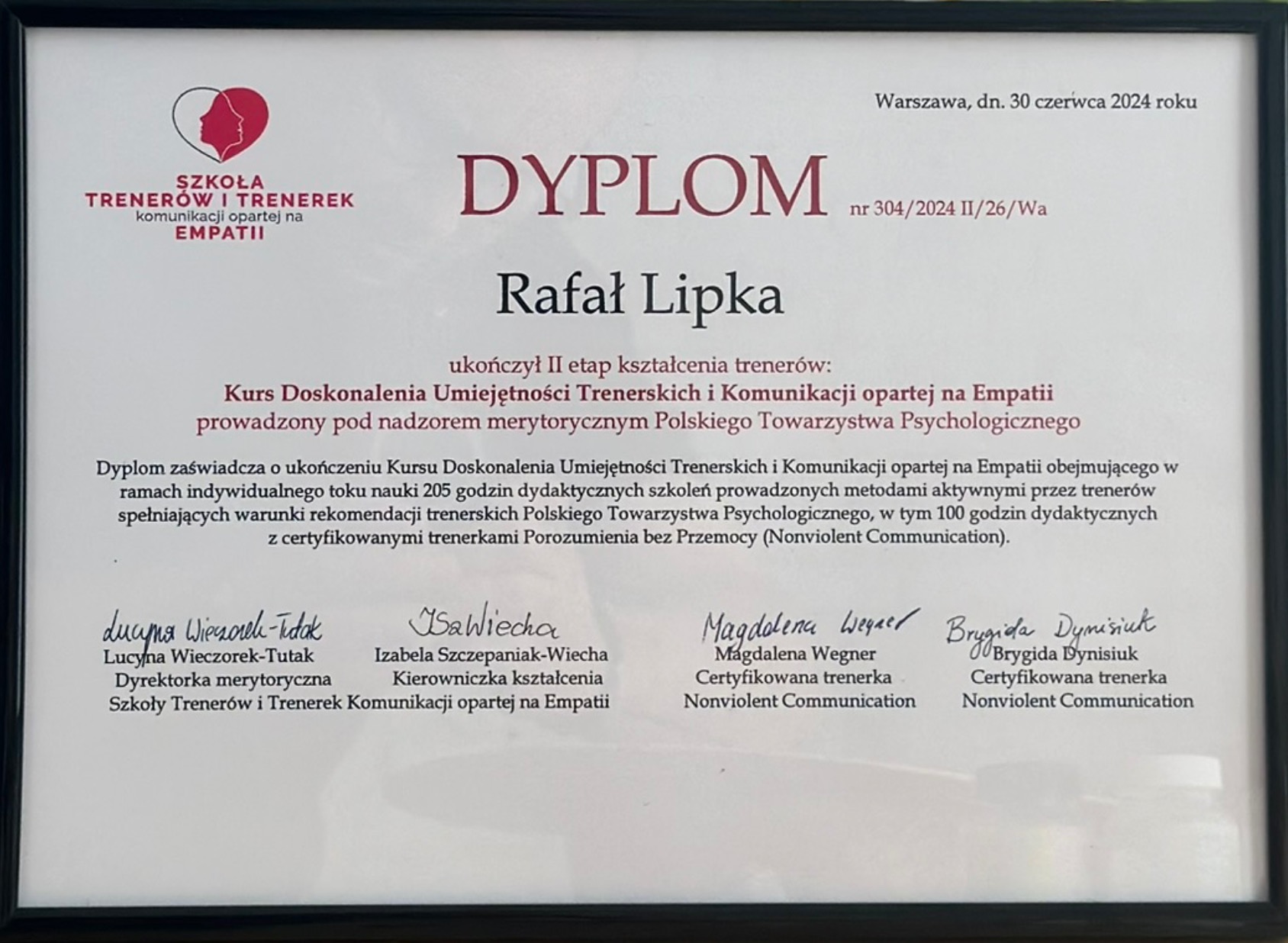 Dyplom ukończenia kursu doskonalenia umiejętności trenerskich i komunikacji opartej na empatii dla Rafała Lipki, wydany w Warszawie, z podpisami Lucyny Wieczorek-Tutak, Izabeli Szczepaniak-Wiecha...