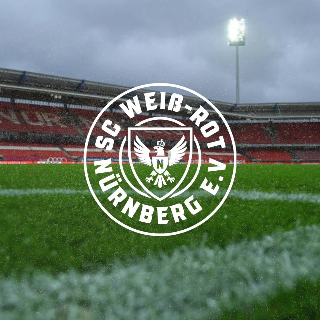 Logo klubu sportowego SC WeiB-Rot Nürnberg E.V. na tle stadionu piłkarskiego z widocznymi trybunami i oświetleniem w pochmurny dzień.