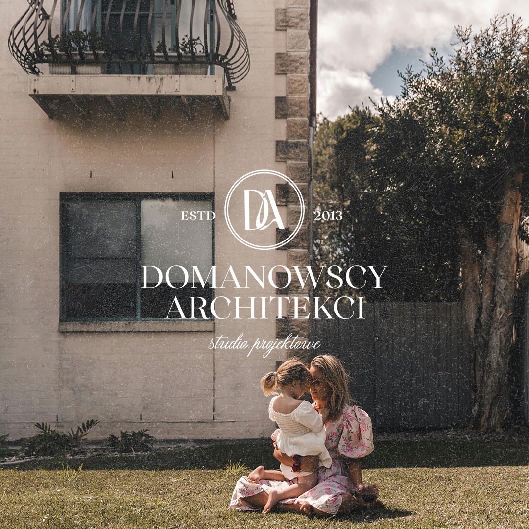 Elegancki budynek z balkonem, logo 'Domanowscy Architekci' nałożone na zdjęcie, matka z córką siedząca na trawie.