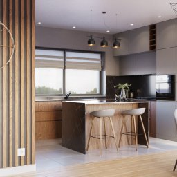 Zulo Design - Nowoczesna kuchnia z wyspą, szare szafki, czarny backsplash, drewniane akcenty, okrągły zegar na ścianie z drewnianych listew i wiszące lampy nad wyspą. Logo Zulo Design w prawym górnym rogu.