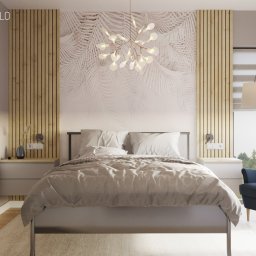 Zulo Design - Nowoczesna sypialnia z łóżkiem kontynentalnym, tapetą z motywem liści palmowych i drewnianymi panelami ściennymi, oświetlona lampą wiszącą w kształcie gałęzi.