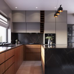 Zulo Design - Nowoczesna kuchnia z drewnianymi szafkami, czarnym marmurowym blatem i wyspą, oświetlona trzema wiszącymi lampami z żarówkami w stylu retro, oraz półką na wino w zabudowie.