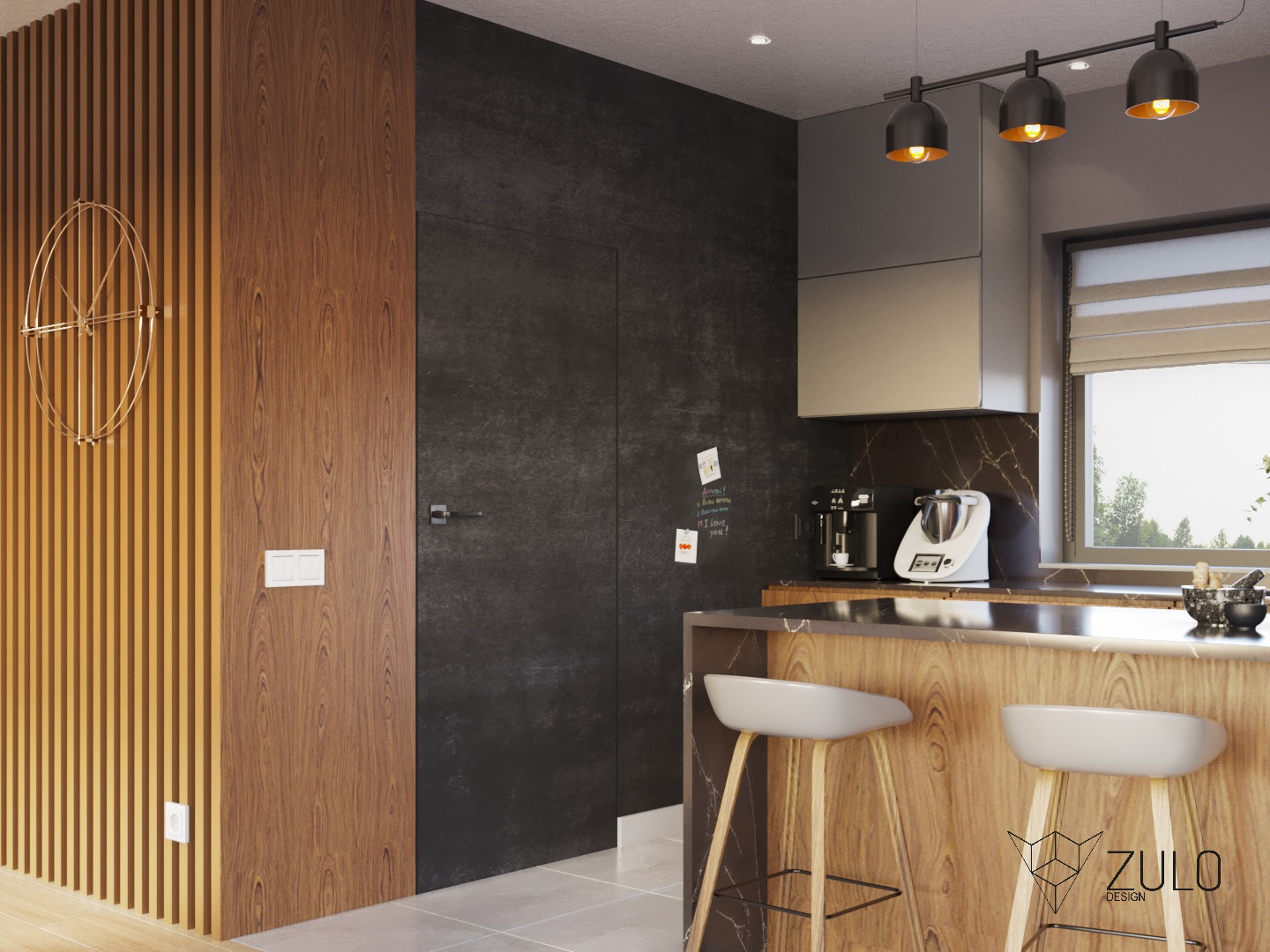 Nowoczesna kuchnia z drewnianą wyspą, białymi hokerami i czarną ścianą z tablicą kredową, oświetlona trzema lampami wiszącymi. Dekoracyjny zegar na drewnianej ścianie.