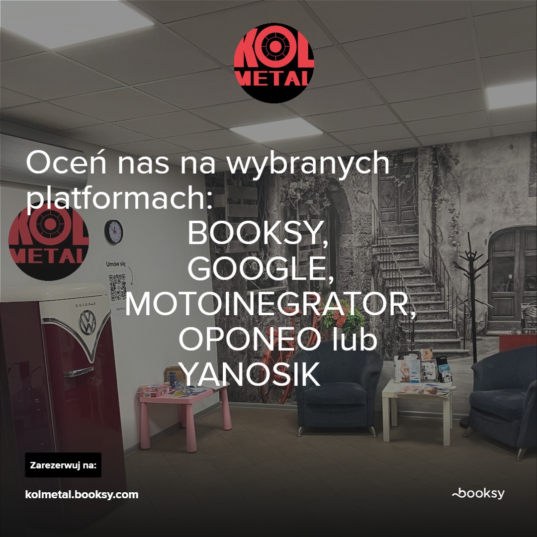 Wnętrze poczekalni warsztatu samochodowego Kolmetal z dekoracyjną lodówką w stylu retro, stolikami, krzesłami i ścianą z fototapetą, zachęcające do oceniania firmy na platformach Booksy, Google...