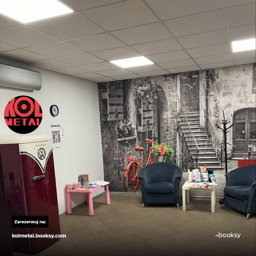 Poczekalnia warsztatu z klimatyzacją, z fototapetą przedstawiającą włoską uliczkę, czerwonym rowerem i logo firmy 'KOL METAL' na lodówce w stylu retro.