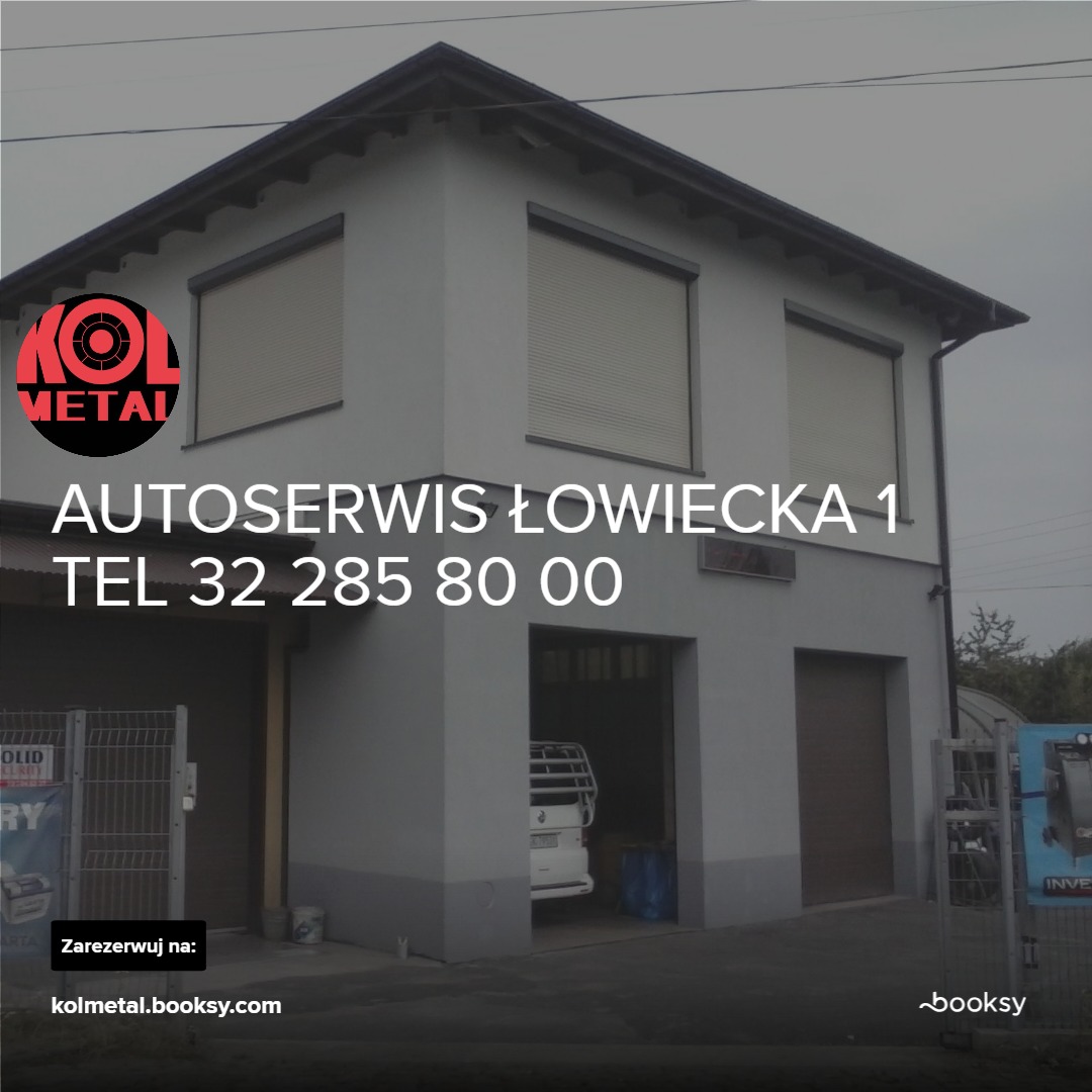 Dwupiętrowy budynek autoserwisu z roletami w oknach, widoczny samochód dostawczy w otwartym garażu, szyld z nazwą firmy i adres strony internetowej do rezerwacji wizyt.