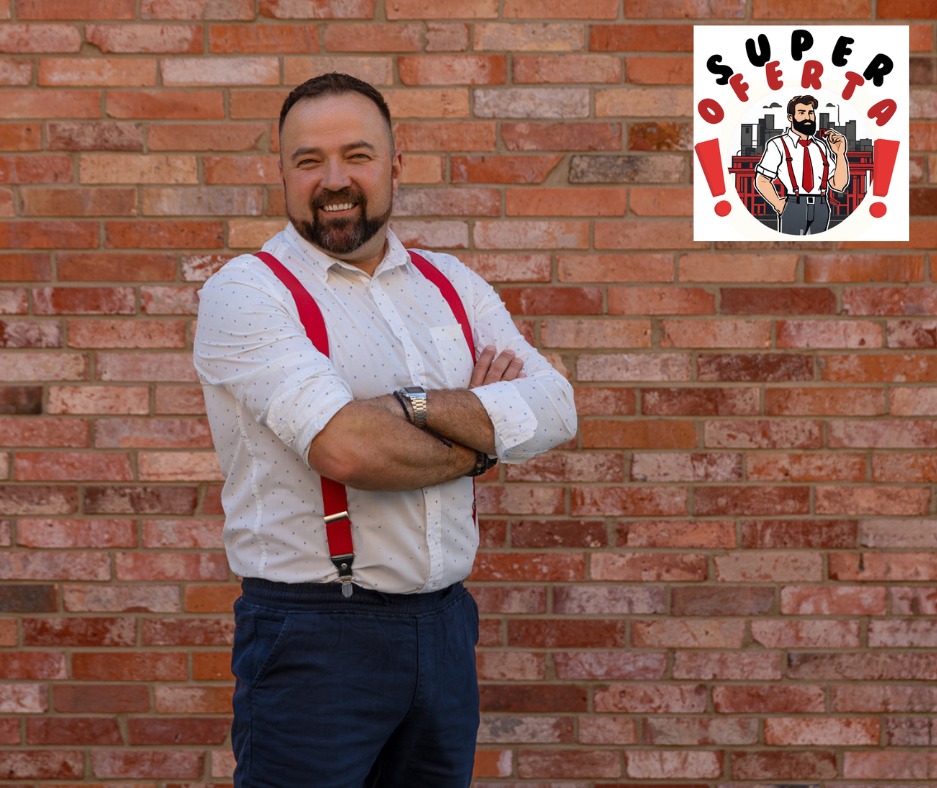 Uśmiechnięty mężczyzna w szelkach na tle ceglanej ściany, obok grafika z postacią w szelkach i napisem SUPER OFERTA.