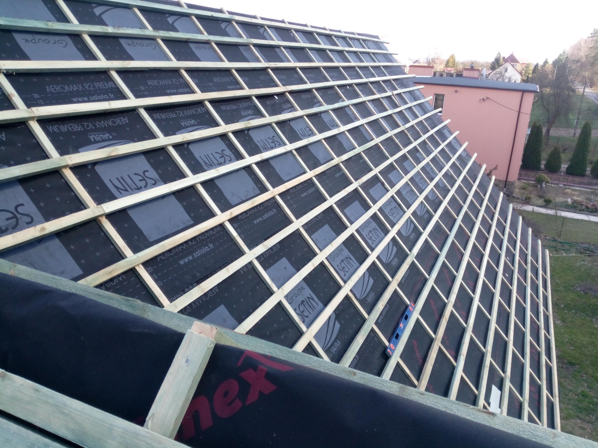 Montaż łat i kontrłat