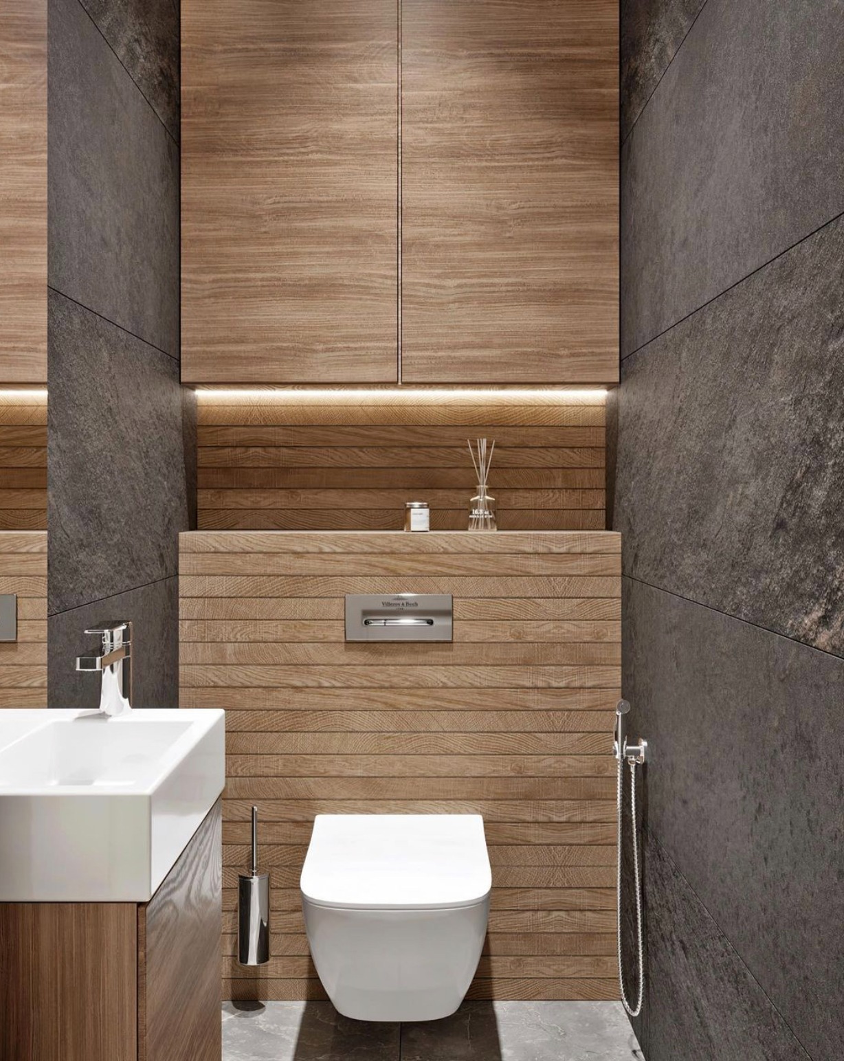 Nowoczesna łazienka z drewnianymi panelami ściennymi i szarą, kamienną okładziną, wisząca toaleta, umywalka nablatowa i szafka wisząca z podświetleniem LED tworzą spójną aranżację.