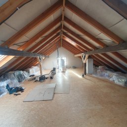 Rznijze praca w drewnie - Poddasze w trakcie adaptacji z widoczną konstrukcją więźby dachowej, ociepleniem, nową podłogą z płyt OSB oraz narzędziami przygotowanymi do dalszych prac wykończeniowych.