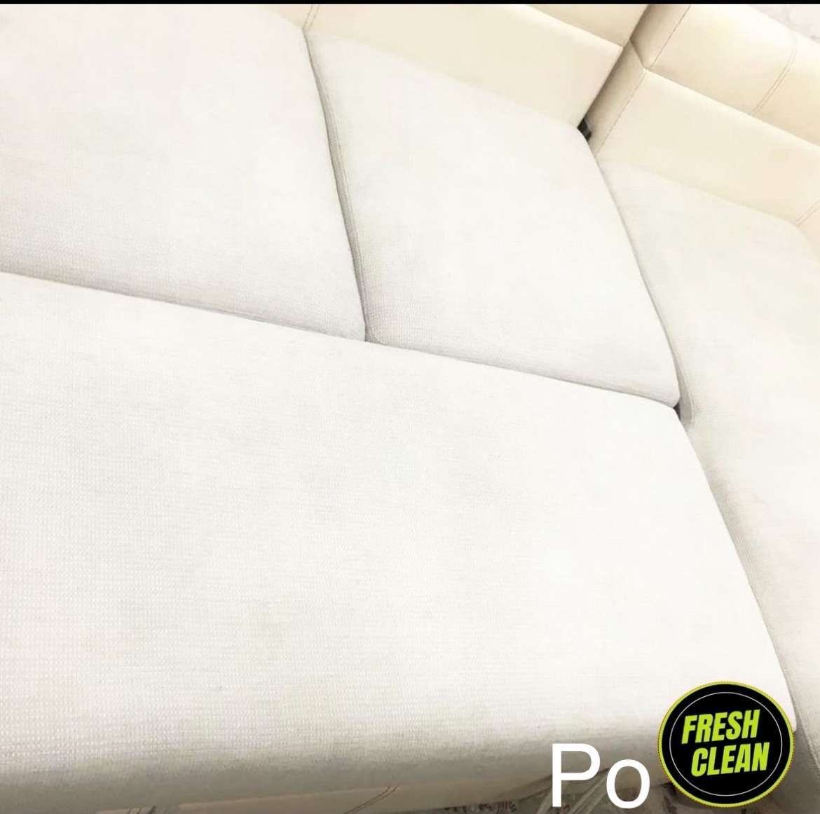 Jasna sofa modułowa po czyszczeniu, widoczna wyraźna poprawa koloru i usunięcie plam, w prawym dolnym rogu logo firmy czyszczącej.