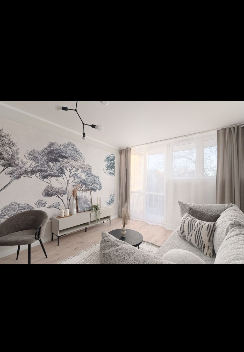 Jasny salon z fototapetą z motywem drzew, szarą sofą i krzesłem. Minimalistyczny wystrój z elementami drewna i neutralną paletą barw.