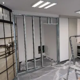 Szybkie postawienie ścianki w lokalu usługowym