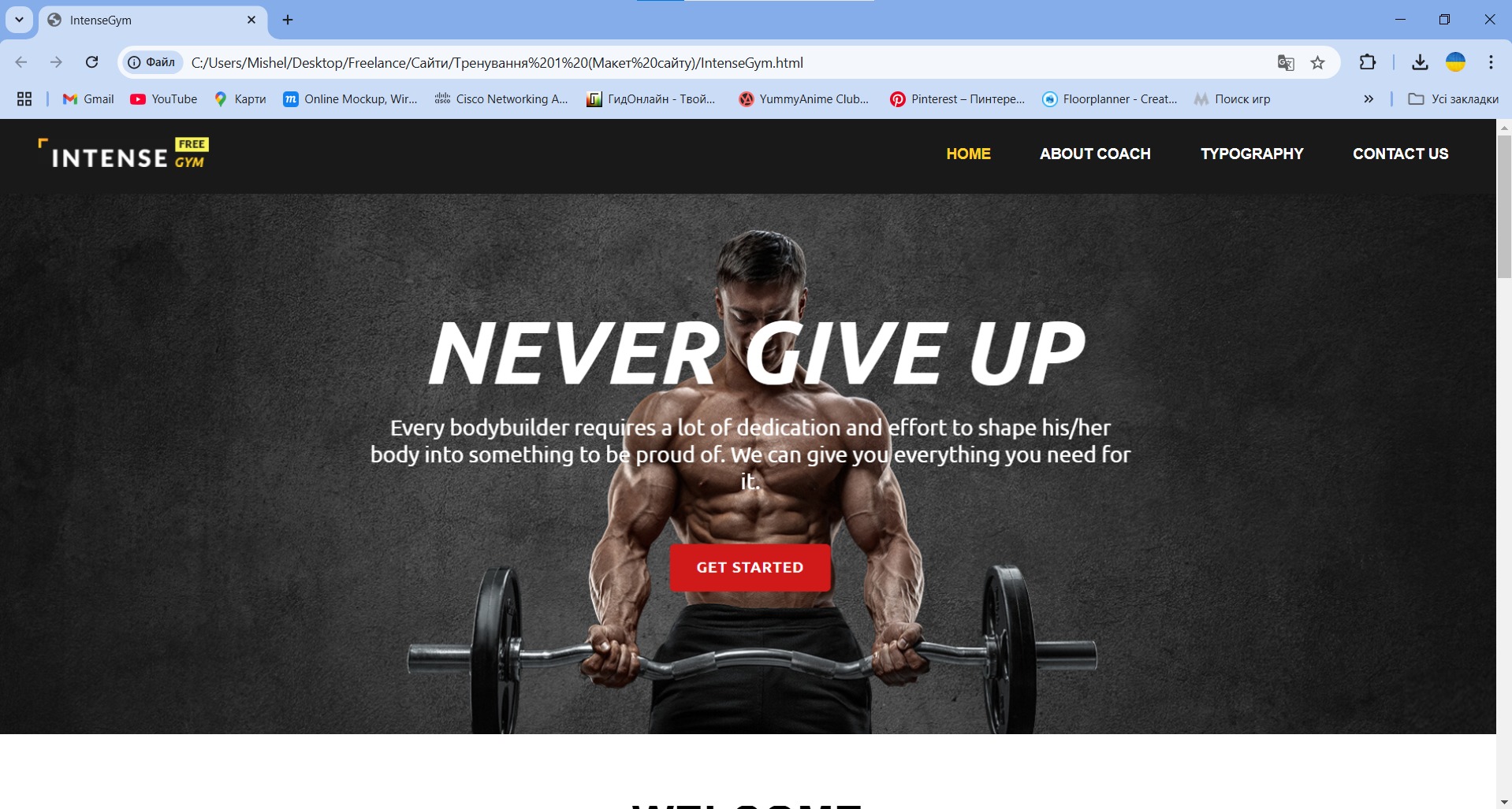 Ekran komputera wyświetlający stronę internetową siłowni z motywacyjnym hasłem 'NEVER GIVE UP' i zdjęciem umięśnionego mężczyzny trzymającego sztangę.