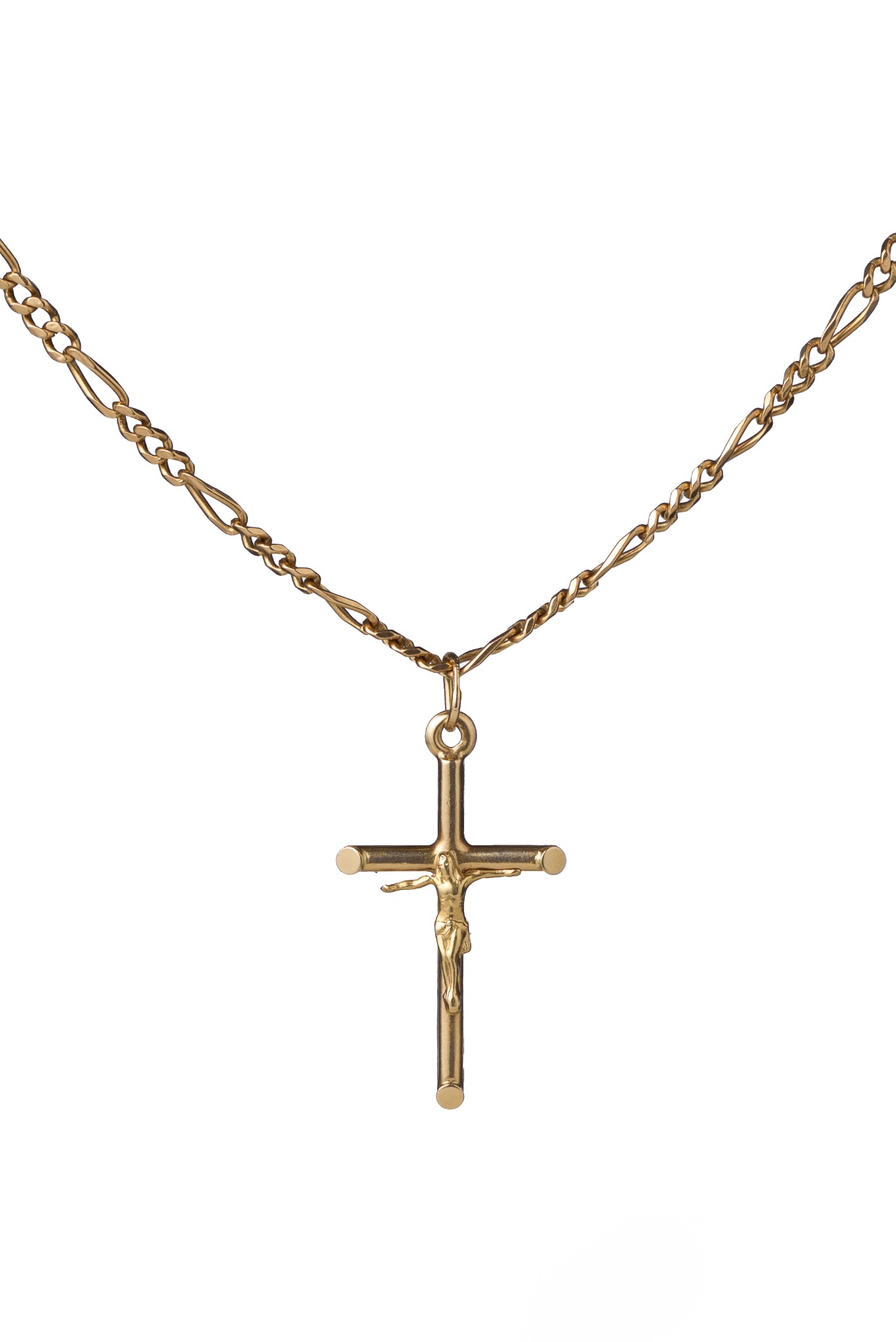Złoty łańcuszek z krzyżykiem Jezusa na białym tle, z wyraźnie widoczną fakturą łańcuszka typu figaro.