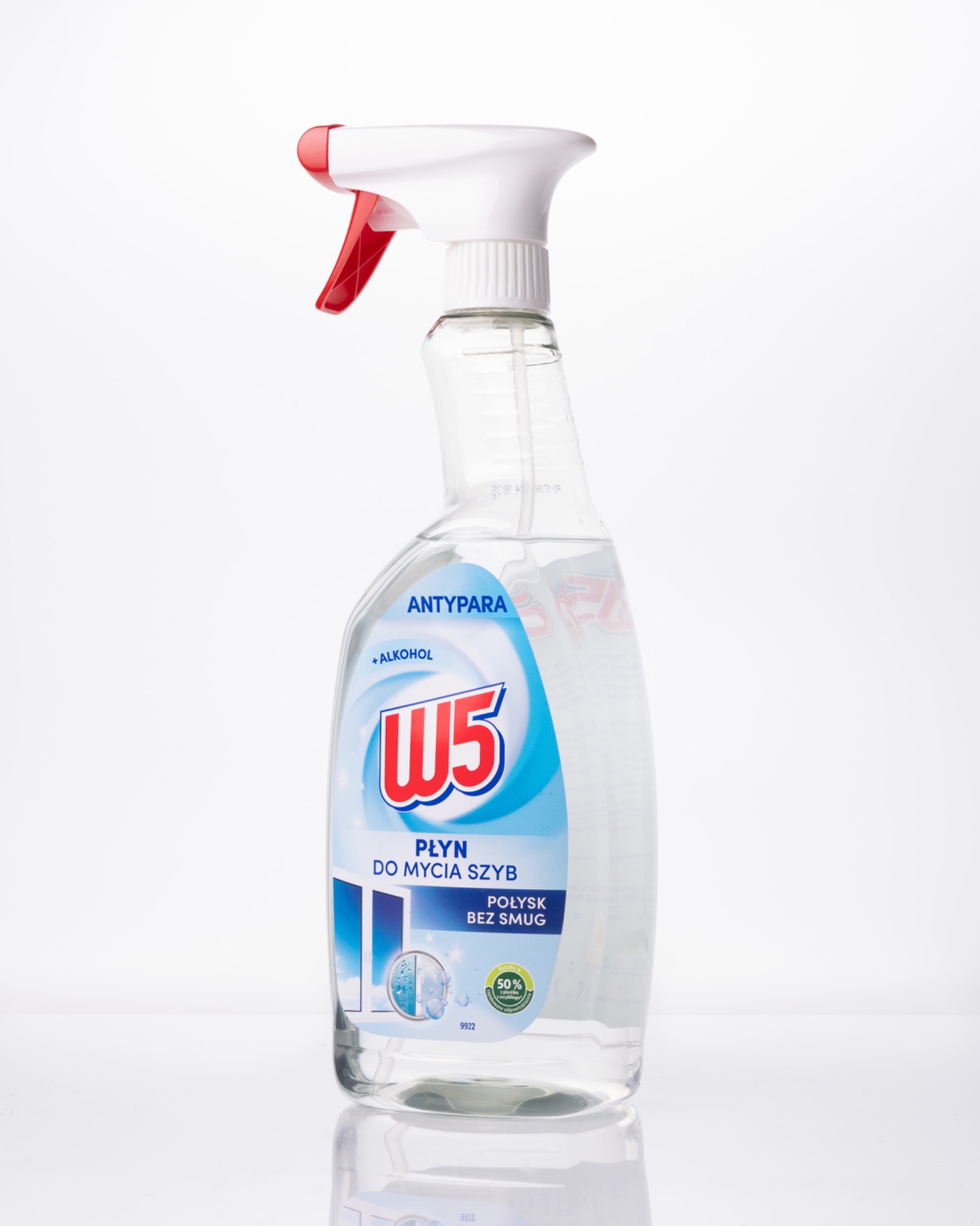 Butelka z rozpylaczem płynu do mycia szyb W5, z etykietą informującą o właściwościach antypara i połysku bez smug, na białym tle z odbiciem.