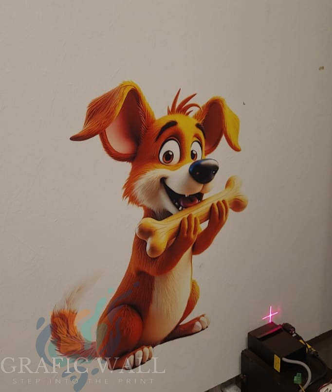 Naklejka ścienna przedstawiająca rudego psa z kością w łapach, widoczny fragment urządzenia drukującego z czerwonym laserowym krzyżem.