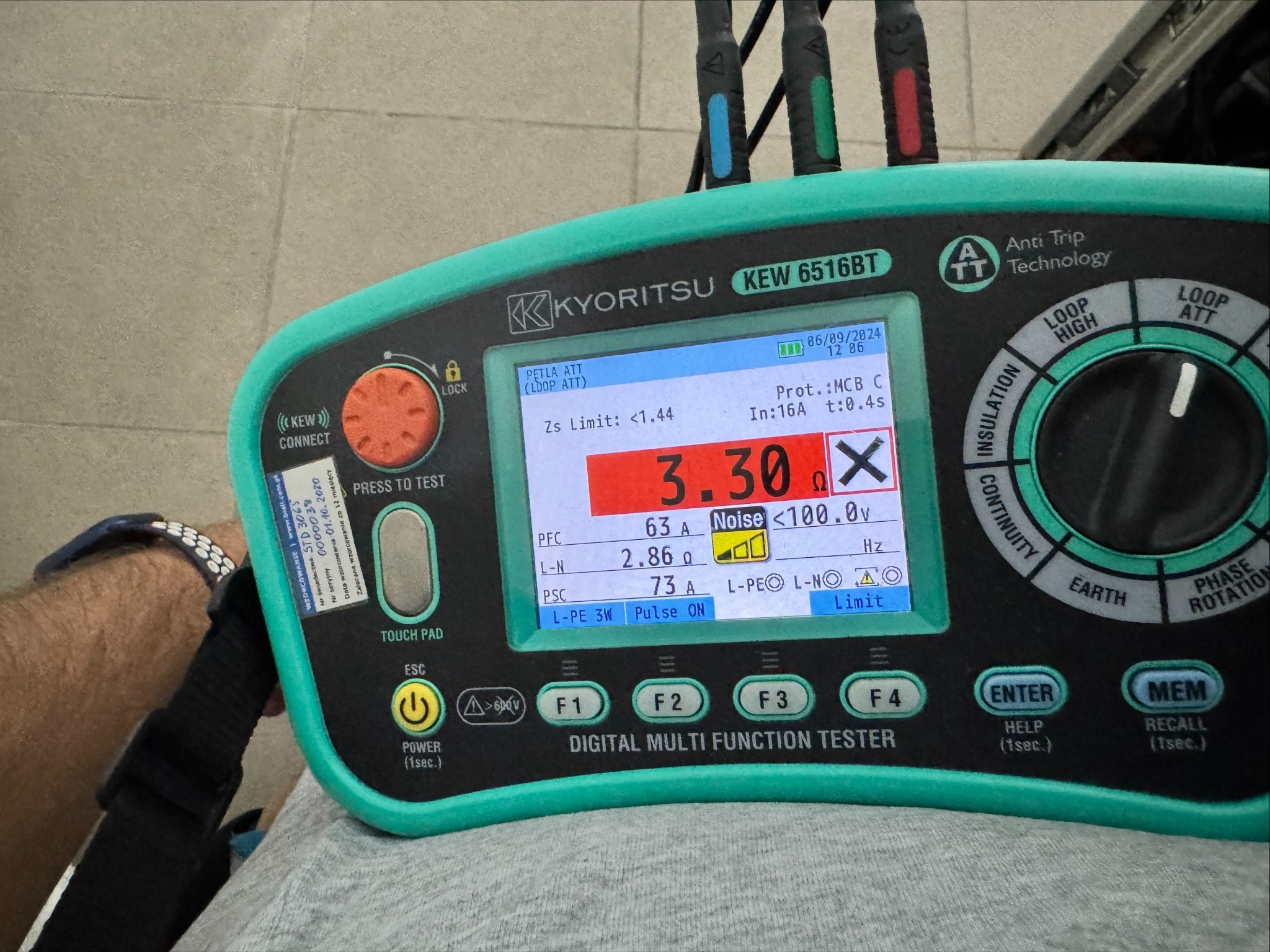 a tu chyba coś nie tak - gdzie jest to uziemienie ?