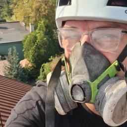 Osthouse - Praca na dachu - nie ma problemu, maska i sprzęt wspinaczkowy = BHP