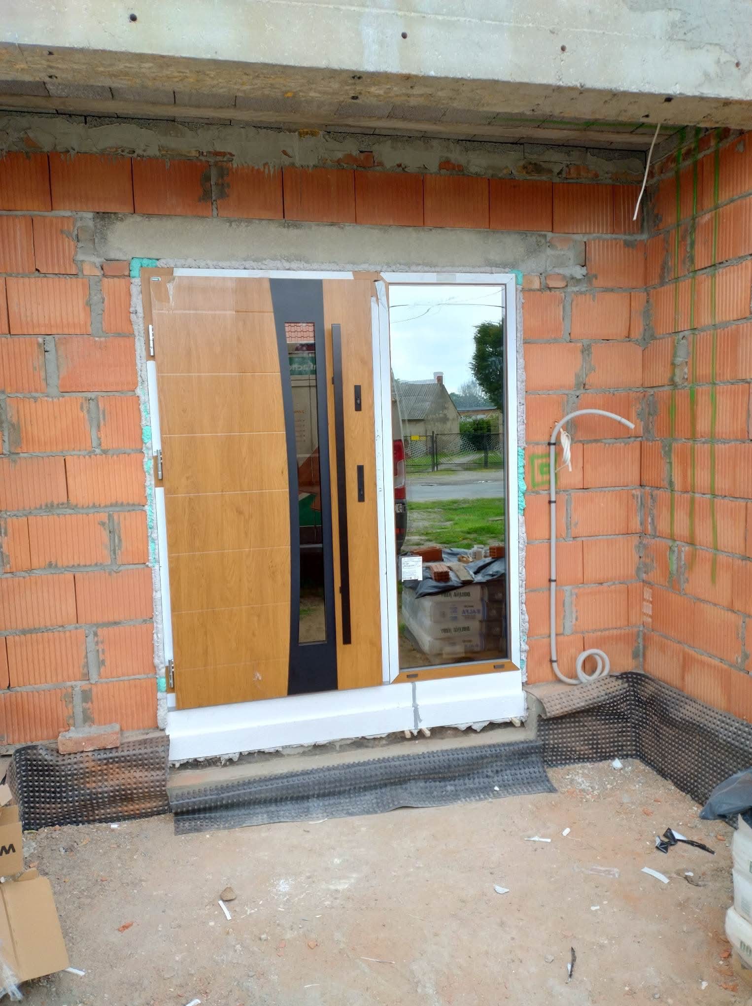 Drzwi zewnętrzne Wikęd z elektor-zaczepem oraz naświetlem bocznym