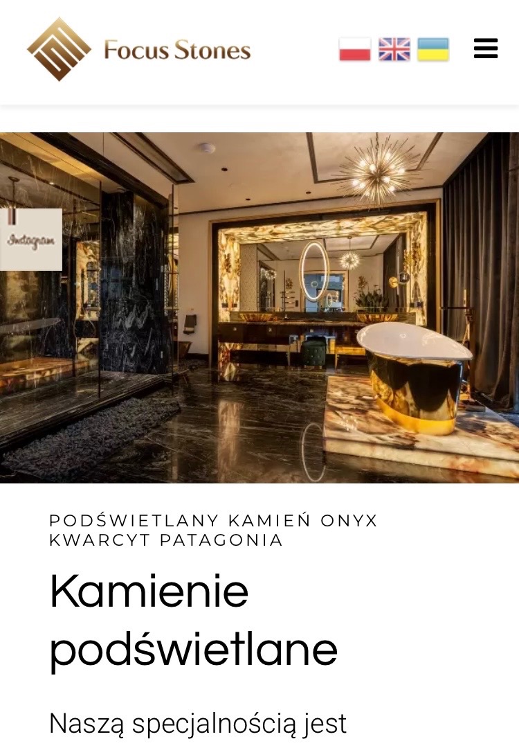 Luksusowa łazienka z podświetlanym kamieniem Onyx Patagonia na podłodze i ścianach, złota wanna na marmurowym podeście, designerskie oświetlenie i lustra.