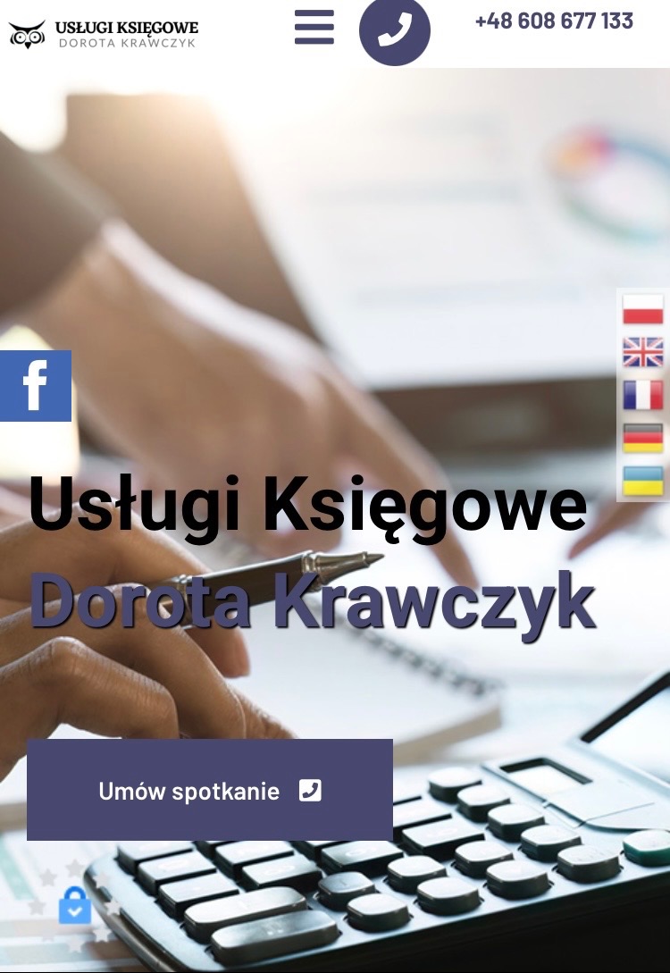 Strona internetowa usług księgowych Doroty Krawczyk z kalkulatorem, długopisem i dłońmi w tle. Widoczne logo, menu, numer telefonu i przycisk 'Umów spotkanie'.