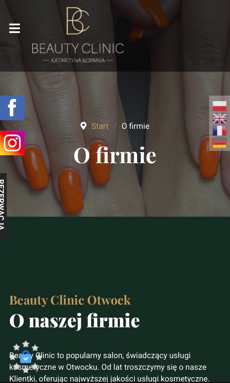 Strona internetowa salonu kosmetycznego Beauty Clinic z pomarańczowymi paznokciami w tle, menu, logo, ikony mediów społecznościowych i informacją 'O firmie'.