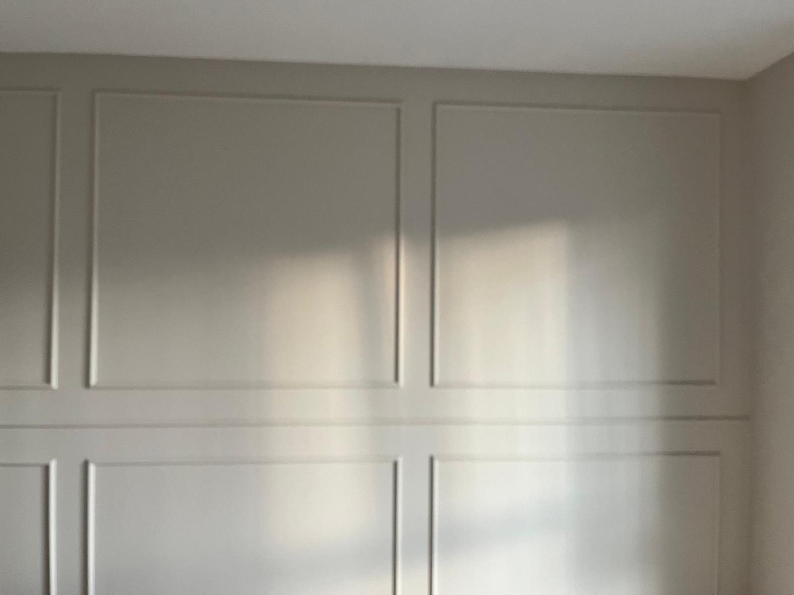 Panel ścienny w odcieniach beżu z delikatnym cieniowaniem światła, tworzący elegancki i nowoczesny efekt dekoracyjny. Klasyczny wzór w nowej odsłonie.