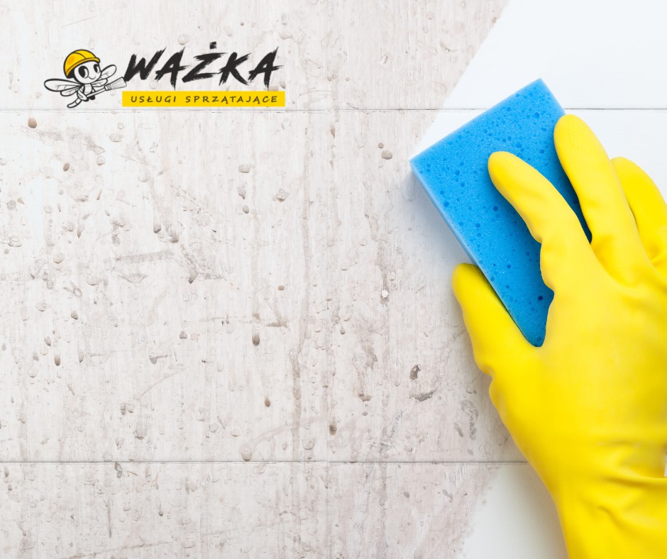 Ręka w żółtej rękawicy czyści zabrudzoną ścianę niebieską gąbką, widoczne logo firmy sprzątającej z Wrocławia.