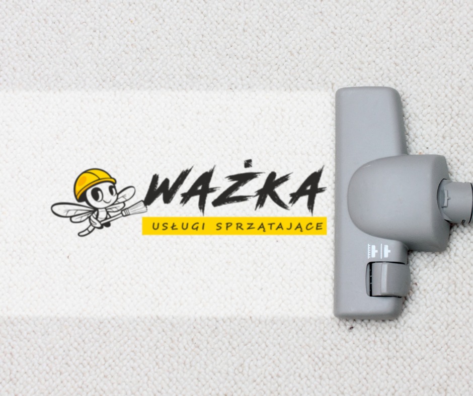 Głowica odkurzacza na jasnym dywanie z widocznym śladem czyszczenia, obok logo firmy sprzątającej Ważka z motywem owada w kasku.