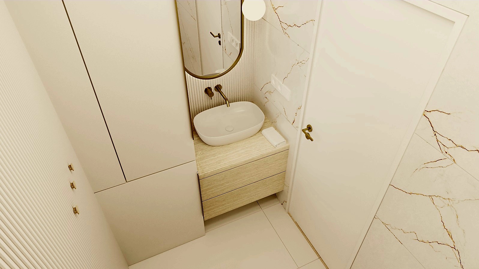 Nowoczesna łazienka z owalną umywalką nablatową, złotą armaturą i lustrem w złotej ramie. Białe płytki imitujące marmur na ścianach i biała szafka pod umywalką.