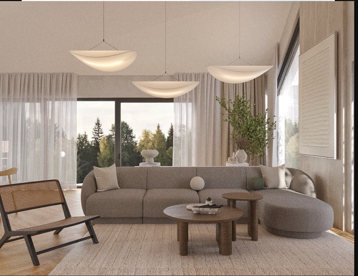 Neutralna tonacja salonu z sofą modułową i rattanowym krzesłem na tle okna z widokiem na las. Minimalistyczne lampy wiszące i teksturowany obraz.