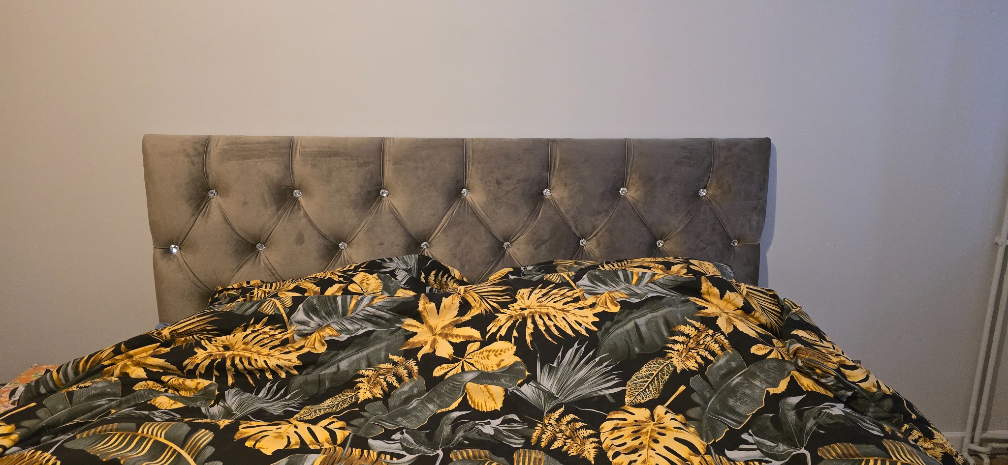 Wezgłowie Tapicerowane ręcznie bez szycia.