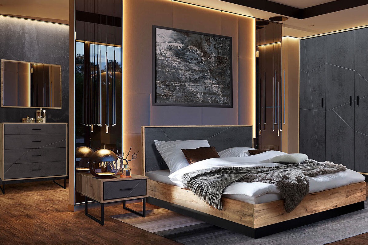 Nowoczesna sypialnia z łóżkiem z drewnianą ramą, szarą tapetą za wezgłowiem i abstrakcyjnym obrazem w czarnej ramie, uzupełniona szafką nocną z lampką i komodą w tym samym stylu.