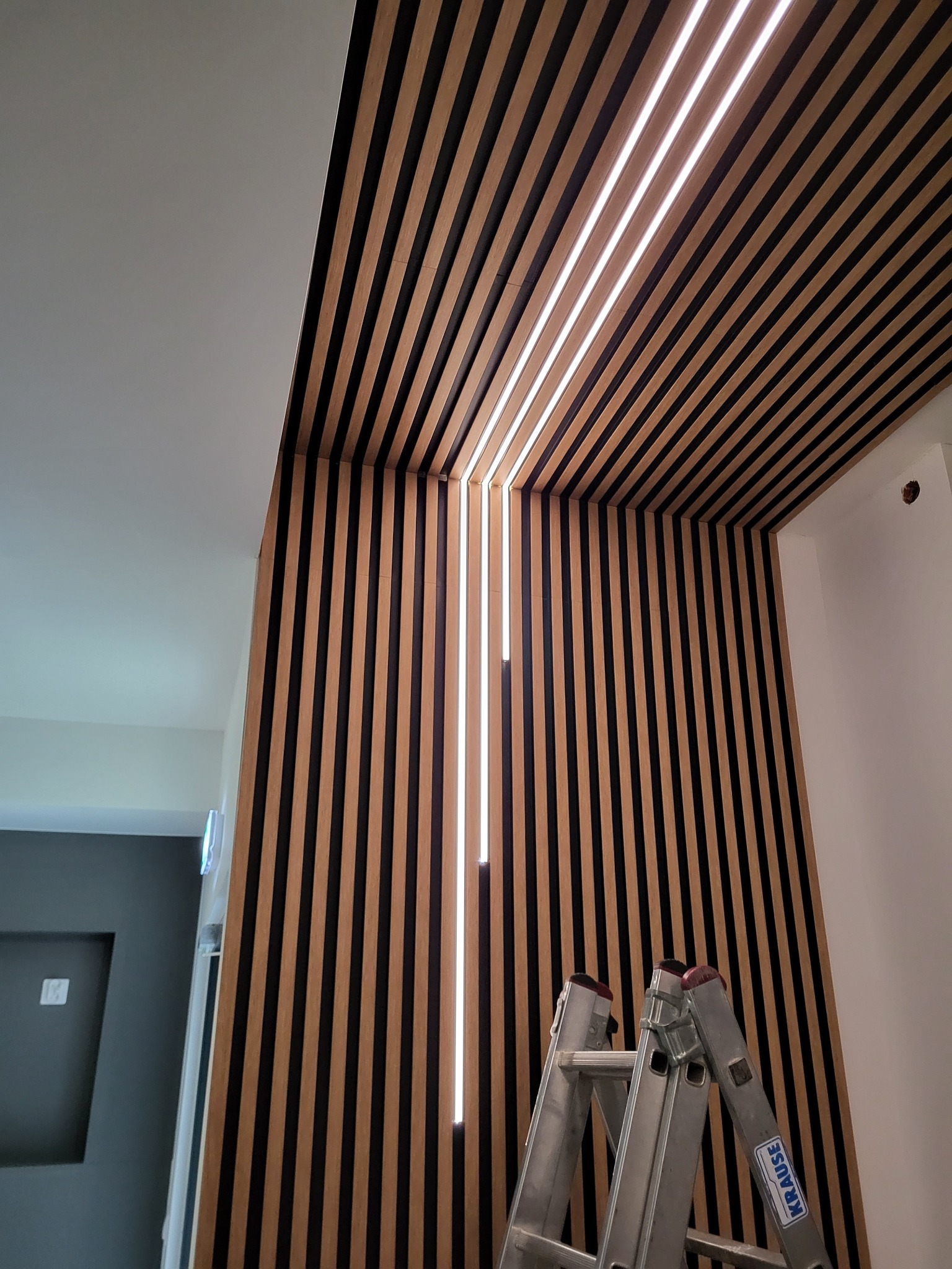 Montaż oświetlenia LED, ukryty pomiędzy lamelkami.