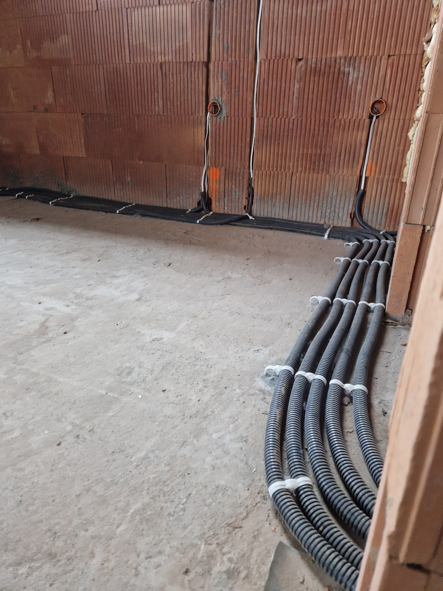 Montaż instalacji elektrycznej w domku jednorodzinnym.