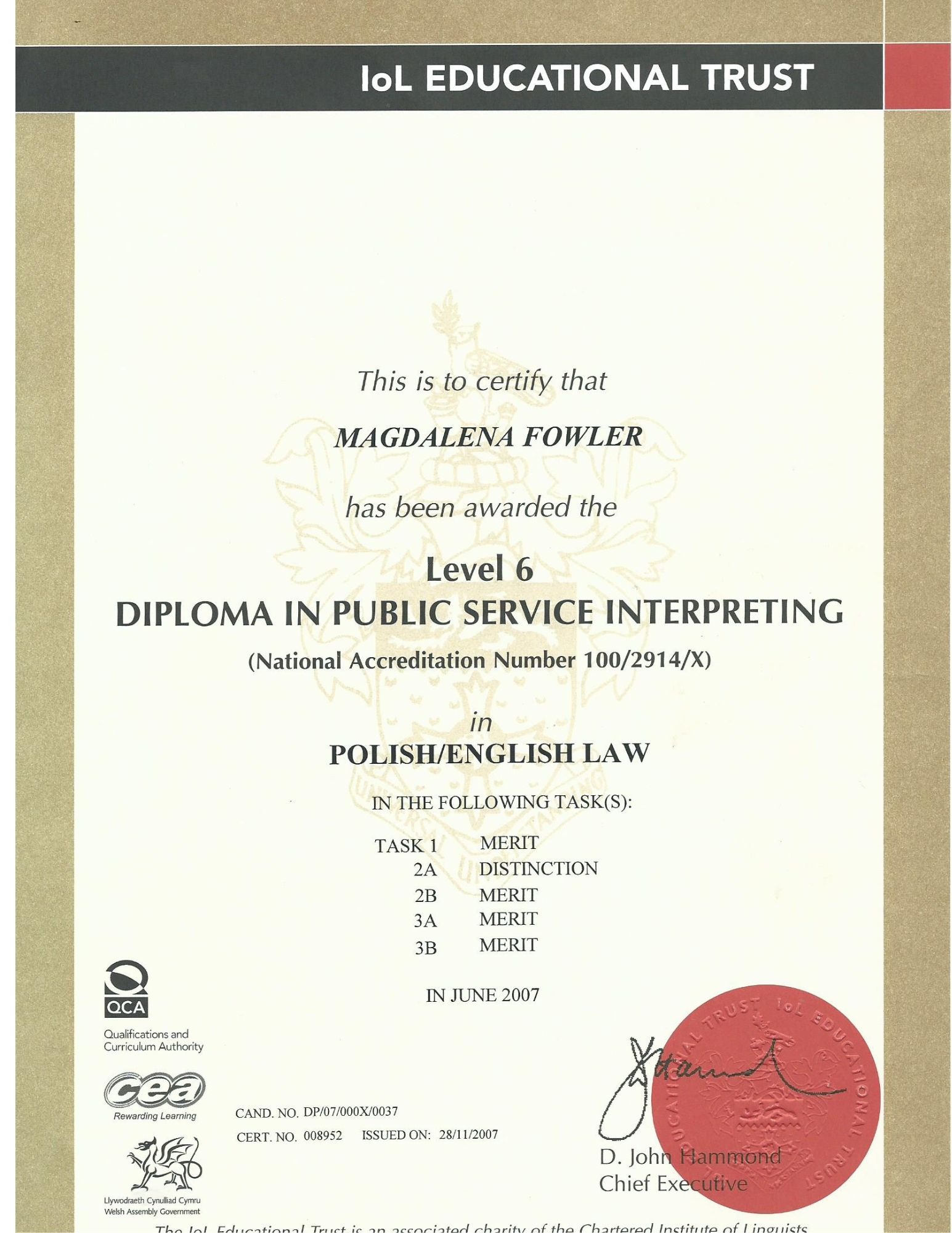 Skan dyplomu poświadczającego ukończenie studiów w zakresie tłumaczeń ustnych w administracji publicznej, z ocenami z poszczególnych zadań i pieczęcią IoL Educational Trust.