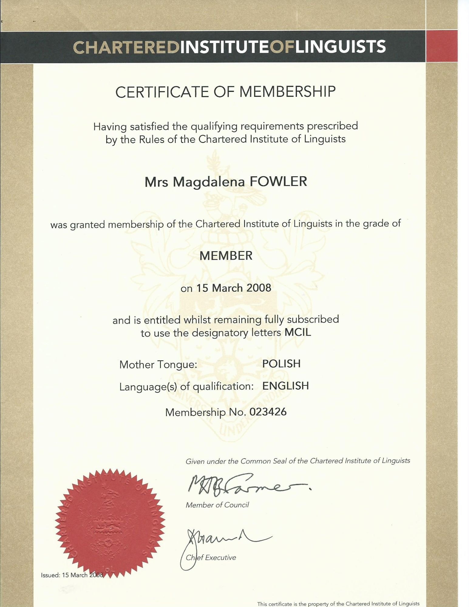 Skan certyfikatu członkostwa Chartered Institute of Linguists na nazwisko Magdalena Fowler, potwierdzający kwalifikacje tłumacza z języka angielskiego na polski, opatrzony pieczęcią i podpisami.