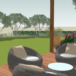 ZIELENIAK Magdalena Bukowska - Wizualizacja ogrodu z drewnianym tarasem, okrągłymi fotelami z rattanu z beżowymi poduszkami i stolikiem kawowym, trawnikiem oraz rabatami z kwitnącymi roślinami i drzewami w tle.