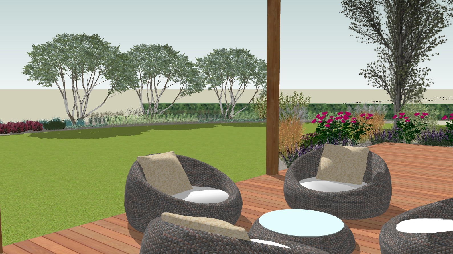Wizualizacja ogrodu z drewnianym tarasem, okrągłymi fotelami z rattanu z beżowymi poduszkami i stolikiem kawowym, trawnikiem oraz rabatami z kwitnącymi roślinami i drzewami w tle.
