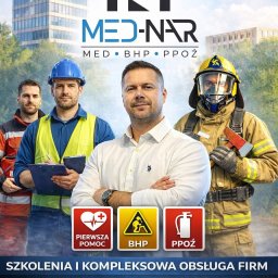 MED-NAR Daniel Naranowicz - Szkolenia BHP, PPOŻ i z pierwszej pomocy: grupa specjalistów (ratownik, budowlaniec, strażak) na tle budynku i logo firmy Med-Nar. Kompleksowa obsługa firm.